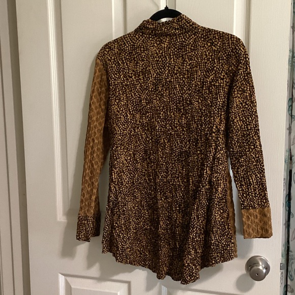 Two-Tone Black & Gold Button-Up Blouse - Picture 2 of 6